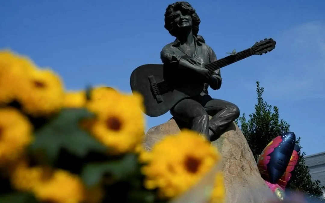 Tennessee Honors Dolly Parton By Retiring Children’s Literacy Program